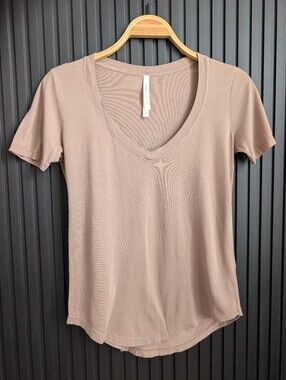 Aritzia The Group Babaton V neck T-shirt | Size XS